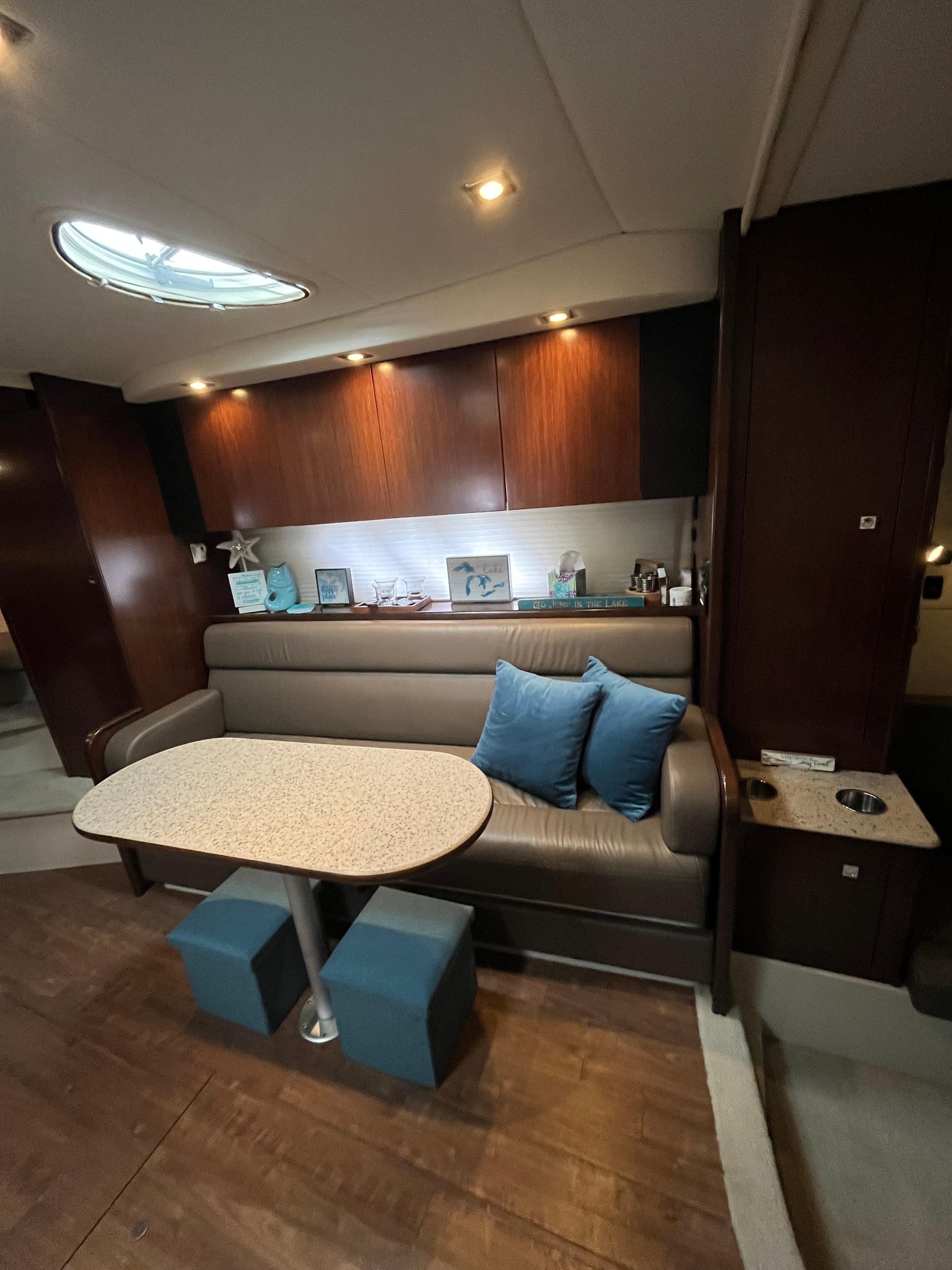 2014 Cruisers Yachts 380 Express