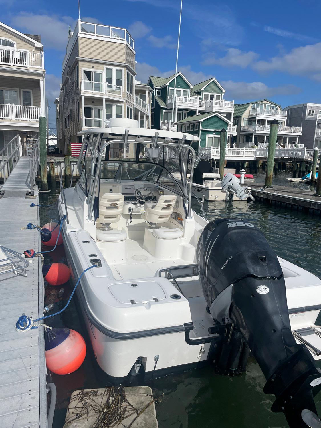 2008 Boston Whaler 235 Conquest