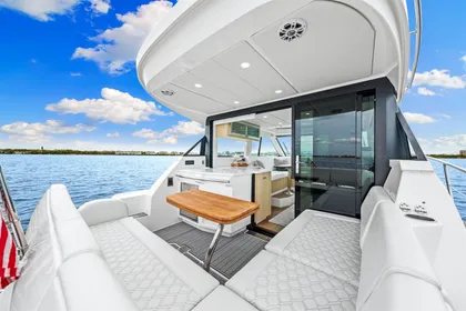 2023 Regal 38 XO SEAKEEPER