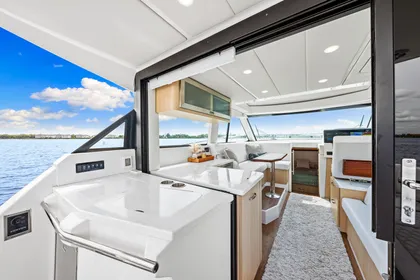 2023 Regal 38 XO SEAKEEPER