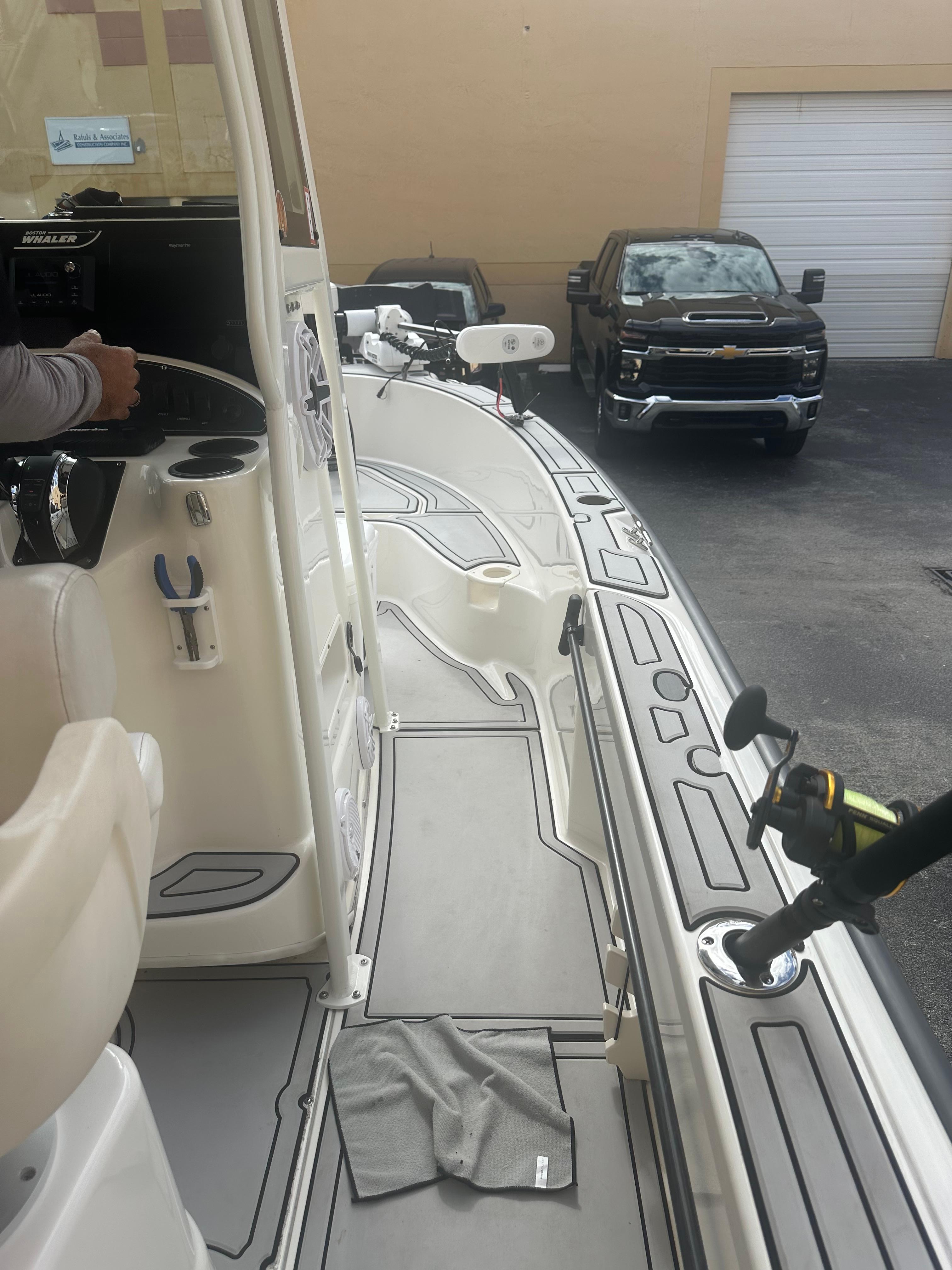 2015 Boston Whaler 190 Outrage