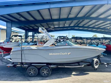 2023 MasterCraft XT22