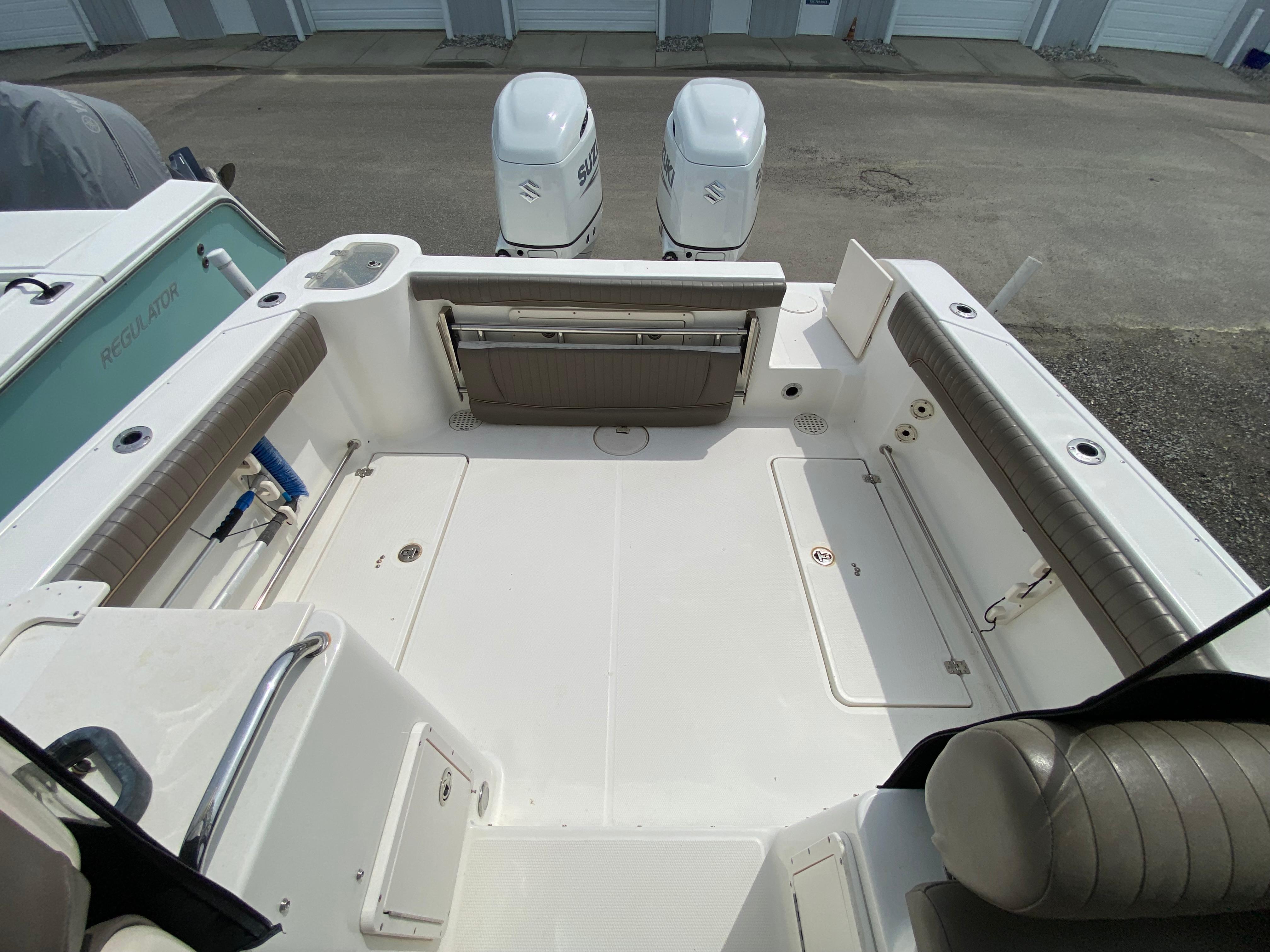 Large cockpit with transom bench seat, livewell and floor fishboxes