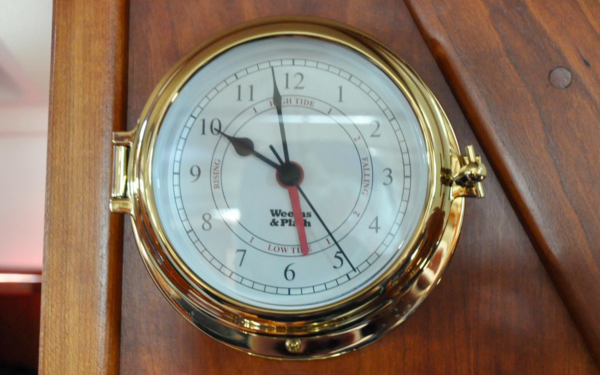 Tartan 4100 - Diamond - Salon - Ships Clock