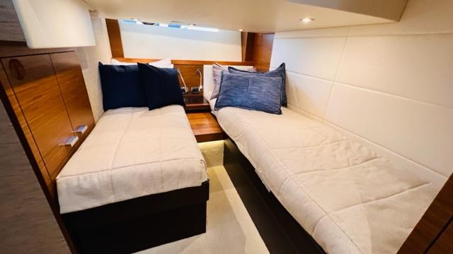 2017 Tiara Yachts 44 coupe
