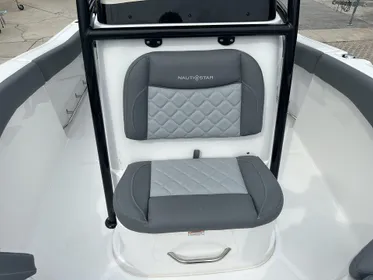 2024 NauticStar 222L Offshore