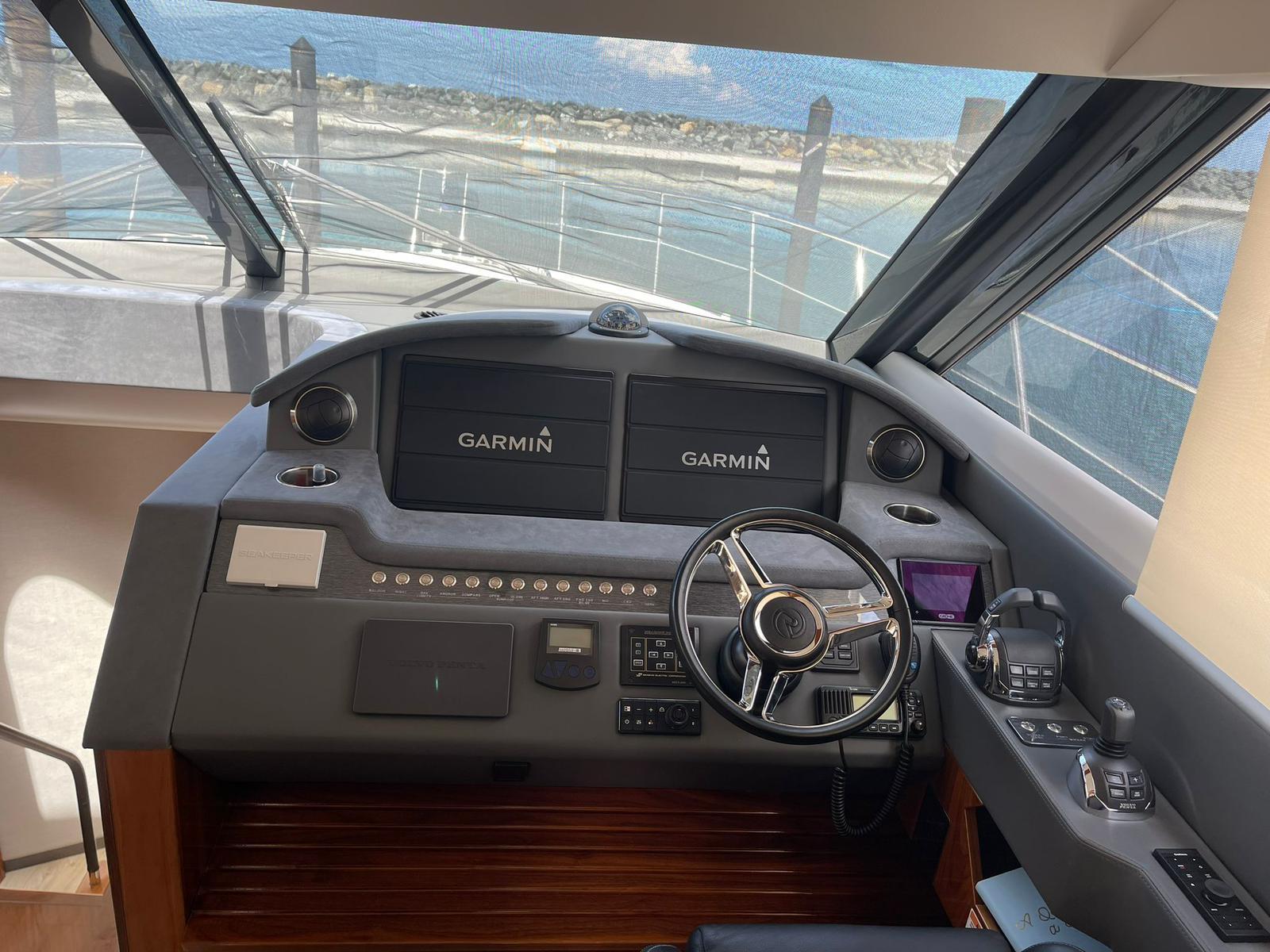 2020 Riviera 6000 Sport Yacht