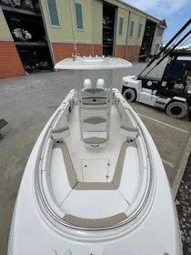 2019 Robalo R242 Center Console