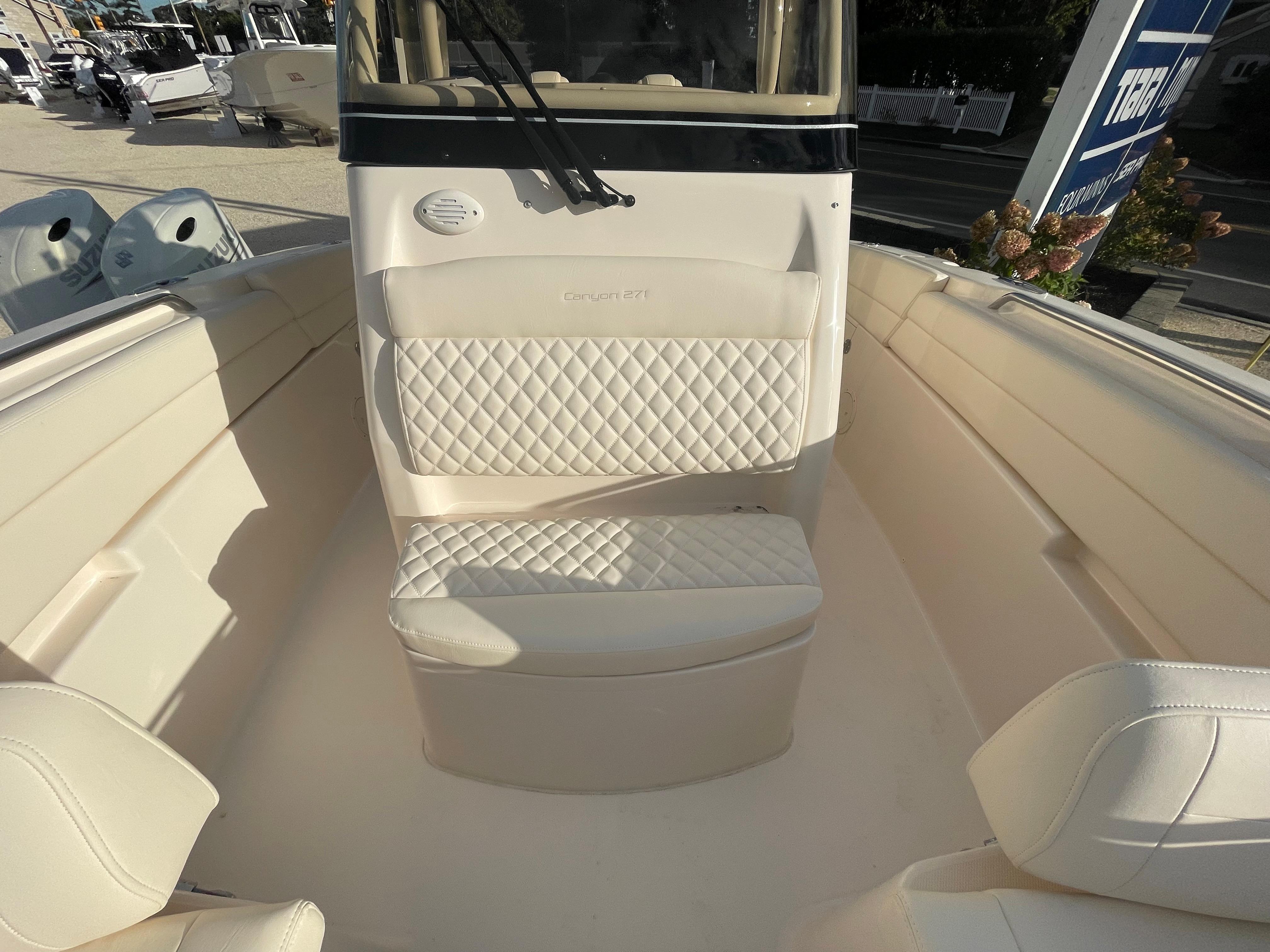 Grady-White  Canyon 271 Center Console