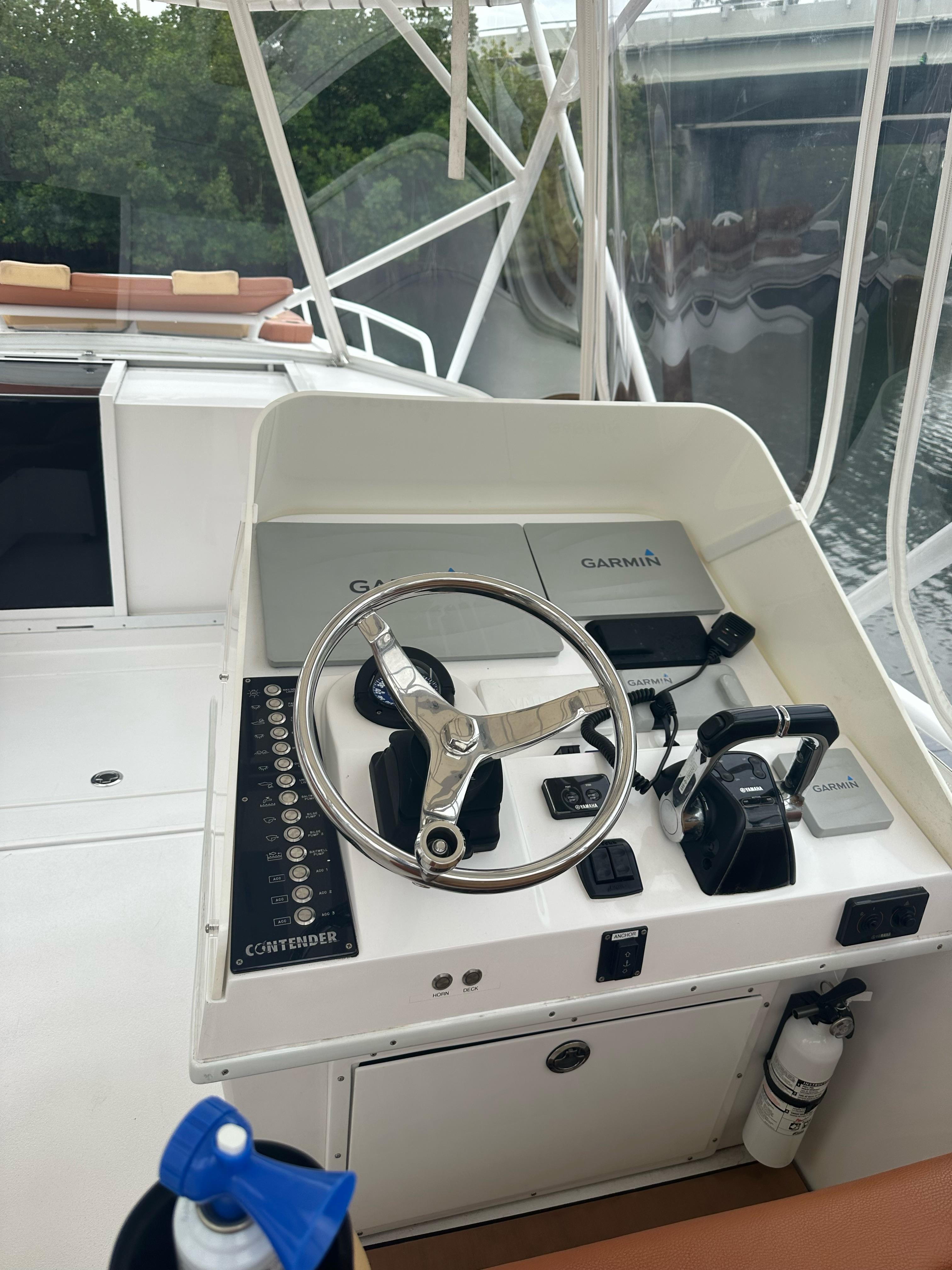 2004 Contender 35 Side Console