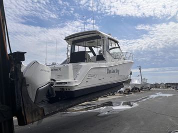 2022 Boston Whaler 325 Conquest