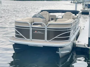 2022 Sun Tracker Party Barge 22DLX