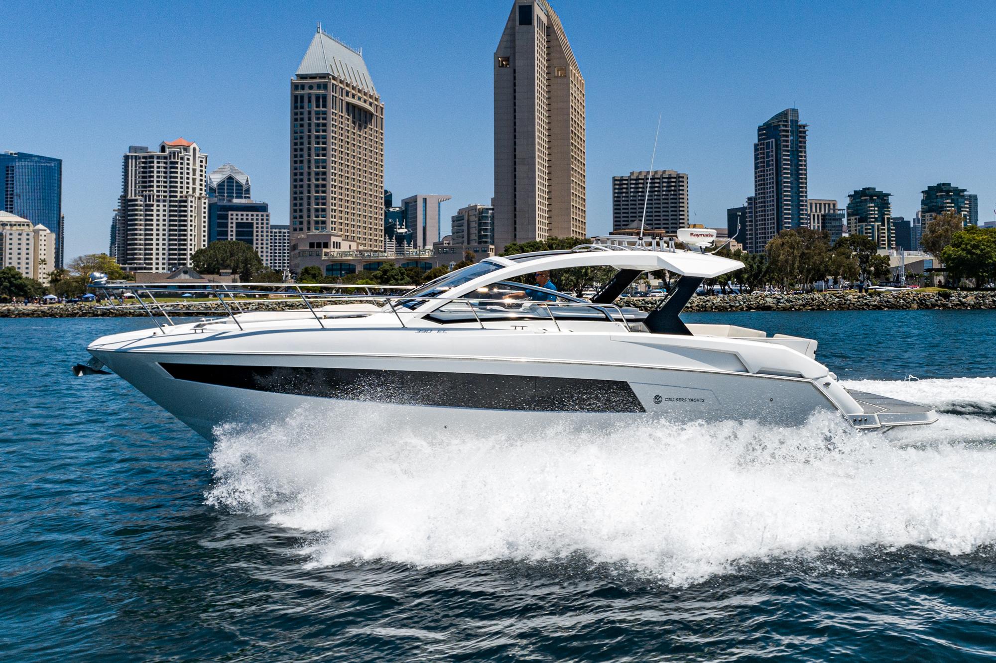 2017 Cruisers Yachts 390 Express Coupe