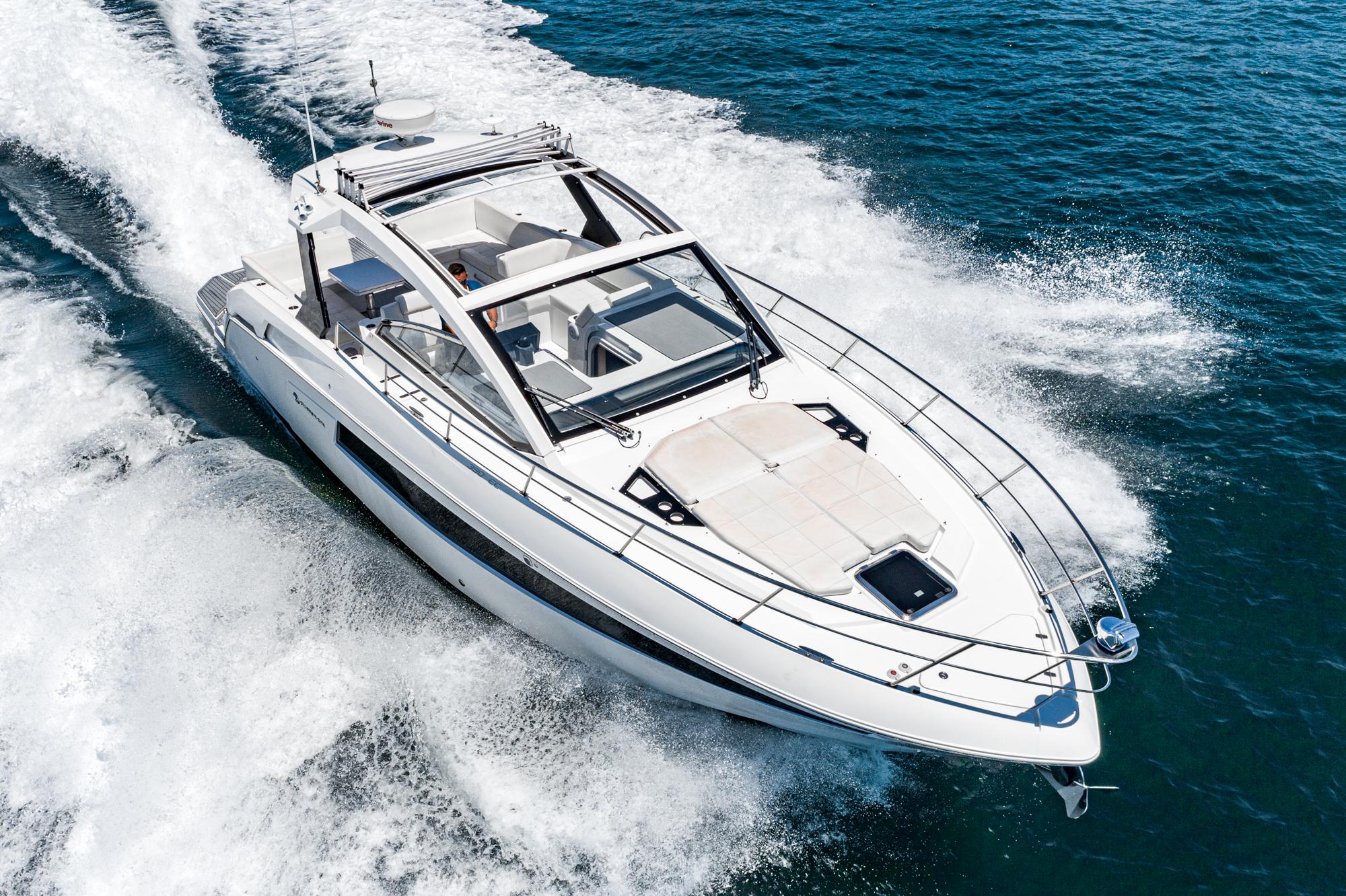 2017 Cruisers Yachts 390 Express Coupe