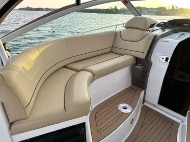 2013 Cruisers Yachts 380 Express