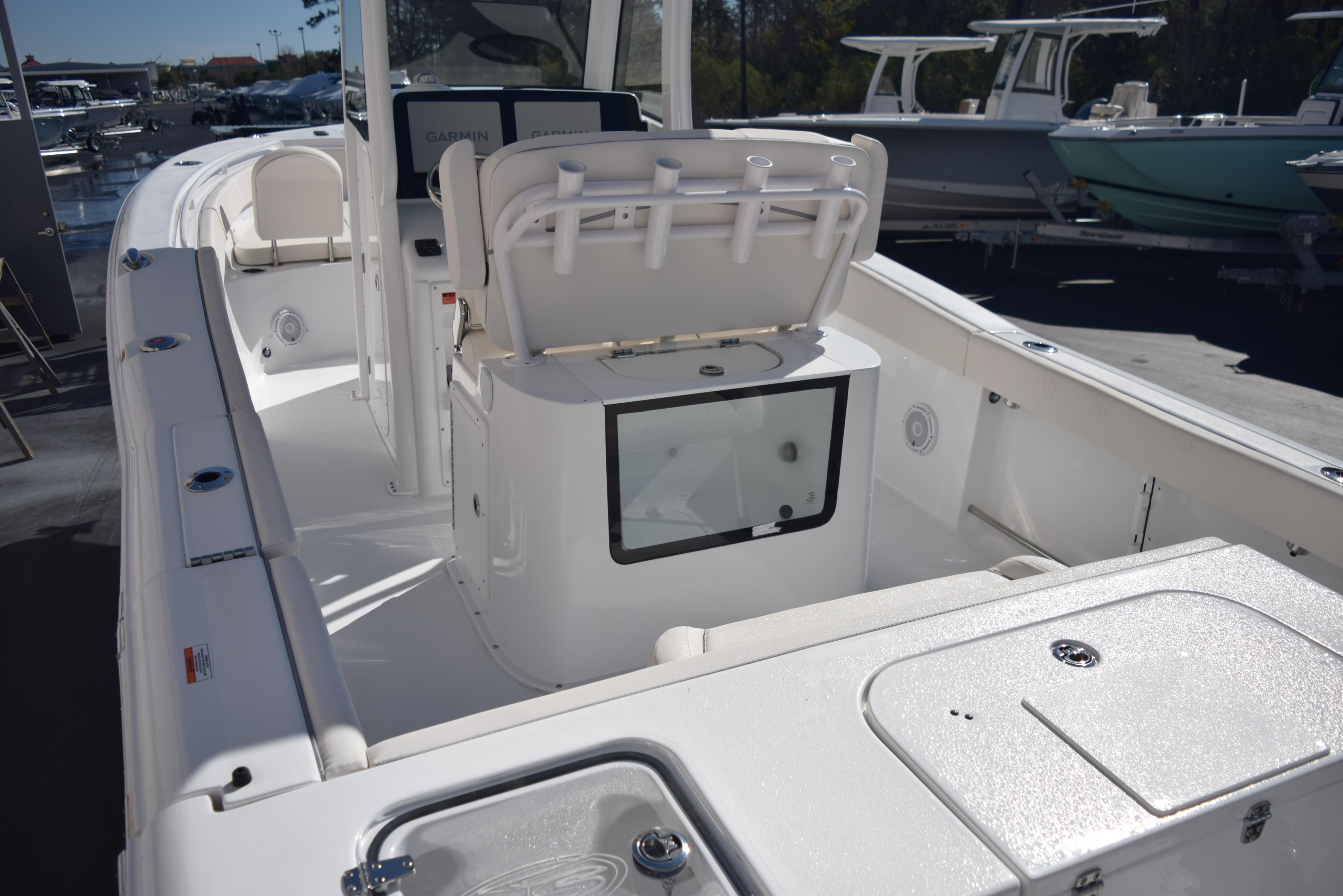 Bait Tank Leaning Post with Captains Chairs - Sea Hunt Boats