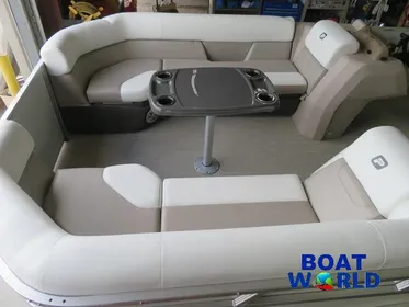 2024 Princecraft Vectra 23 RL Dinette Swingback Pontoon & Mercury 4