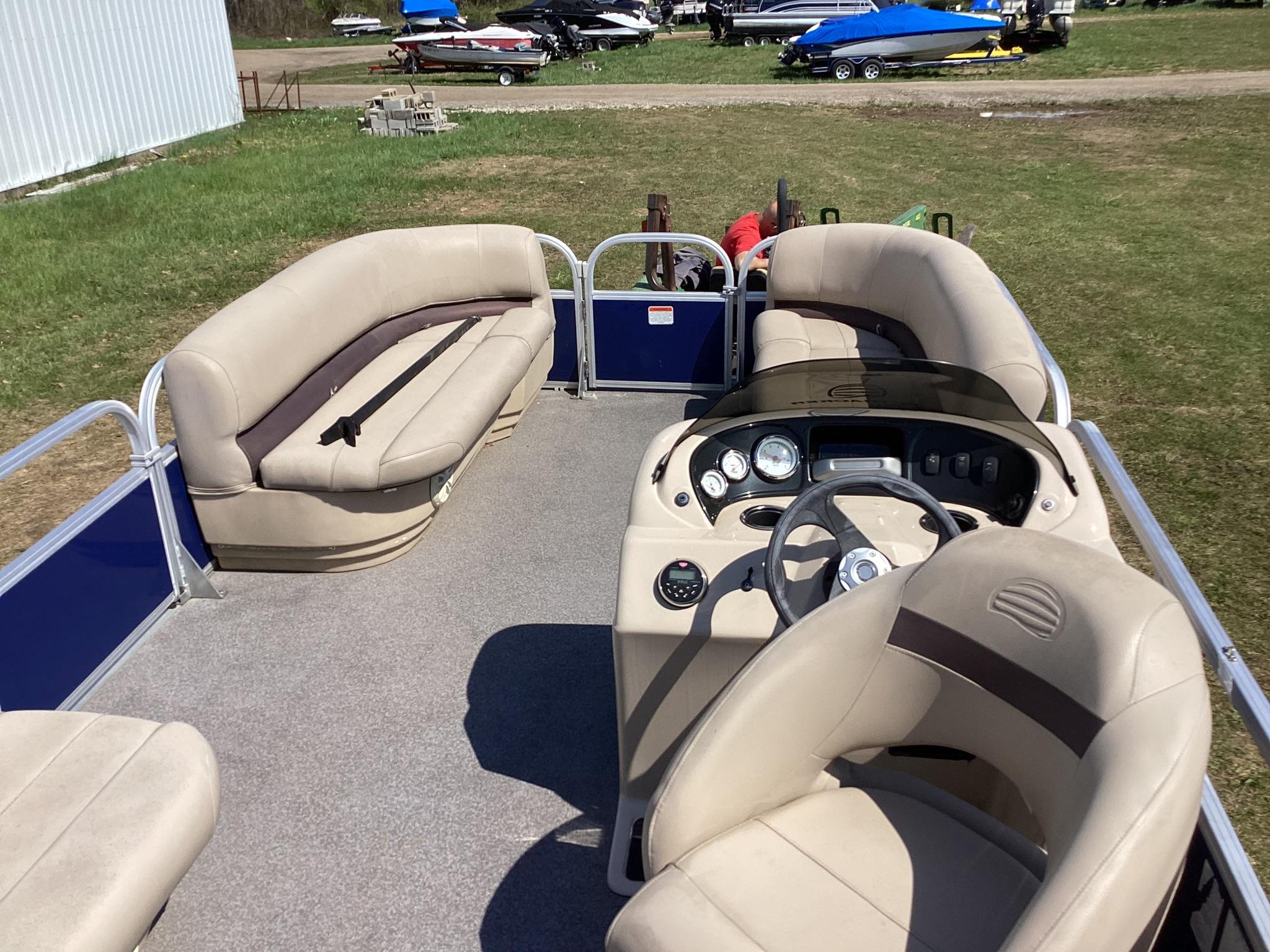 2018 Sun Tracker Party Barge 18 DLX