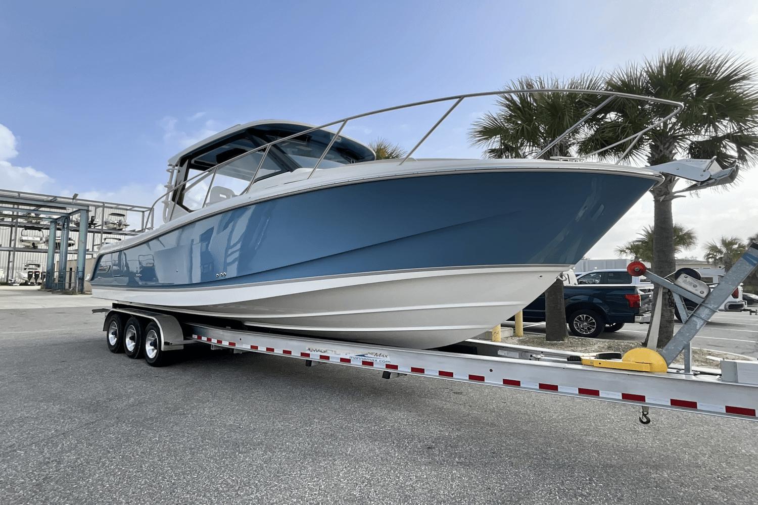 2024 Boston Whaler 325 Conquest