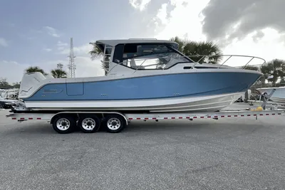 2024 Boston Whaler 325 Conquest