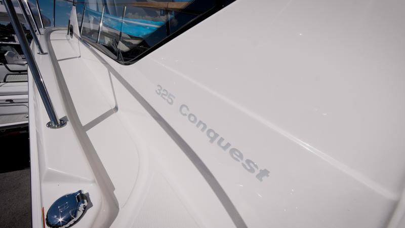 2024 Boston Whaler 325 Conquest
