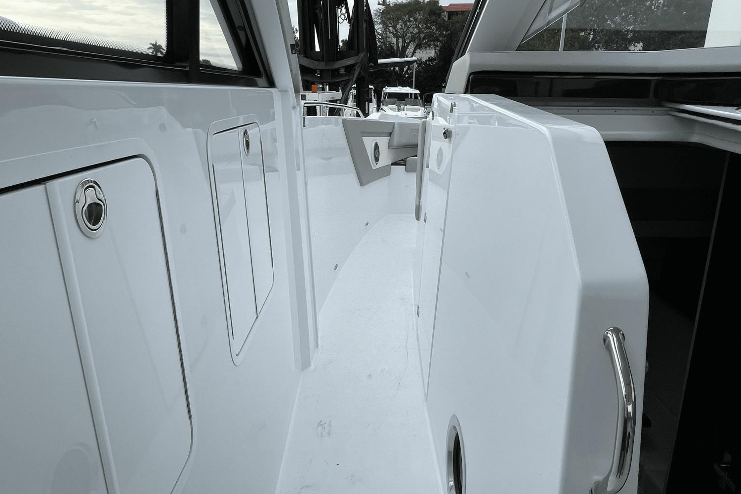 2024 Cruisers Yachts 42 GLS Outboard
