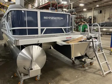 2025 Bennington 22 SL - L Bench - Tritoon