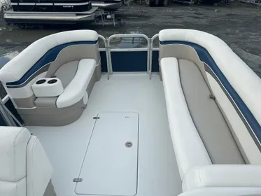 2012 SouthWind 2010L Deck Boat