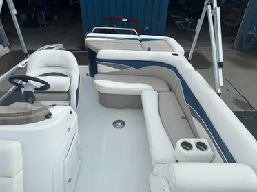 2012 SouthWind 2010L Deck Boat