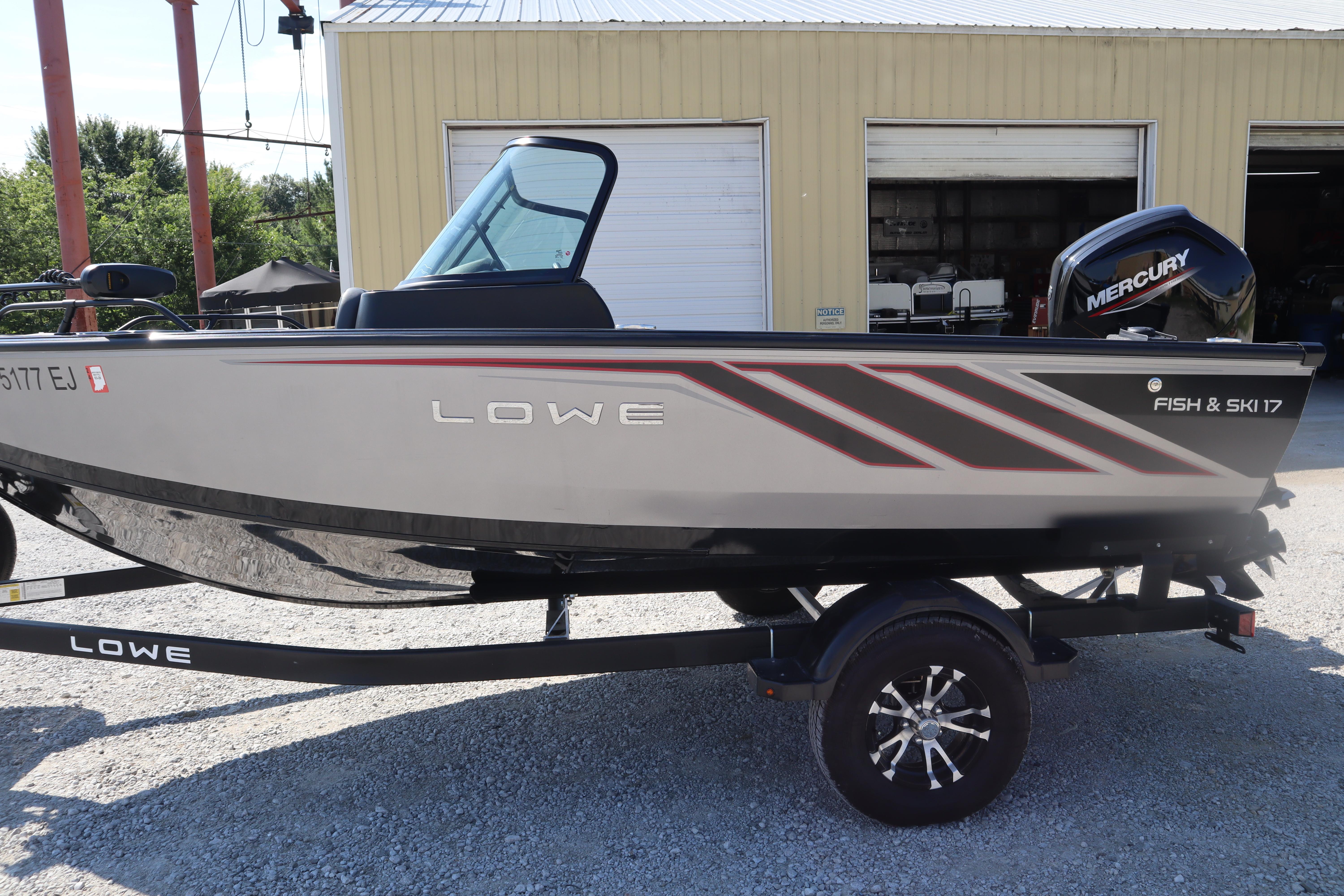 Lowe FS 1625 Fish & Ski Deep-V Aluminum Fishing Boat