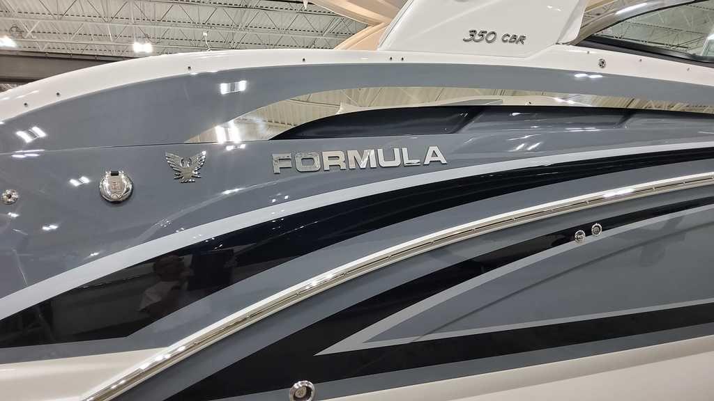 2023 Formula 350 Crossover Bowrider
