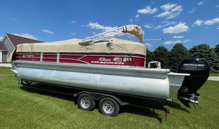 2019 Sun Tracker Party Barge