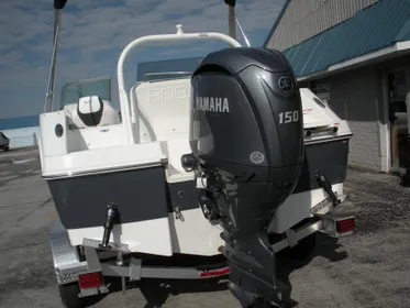 2024 Robalo R207 Dual Console