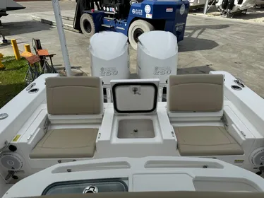 2019 Everglades 273 Center Console