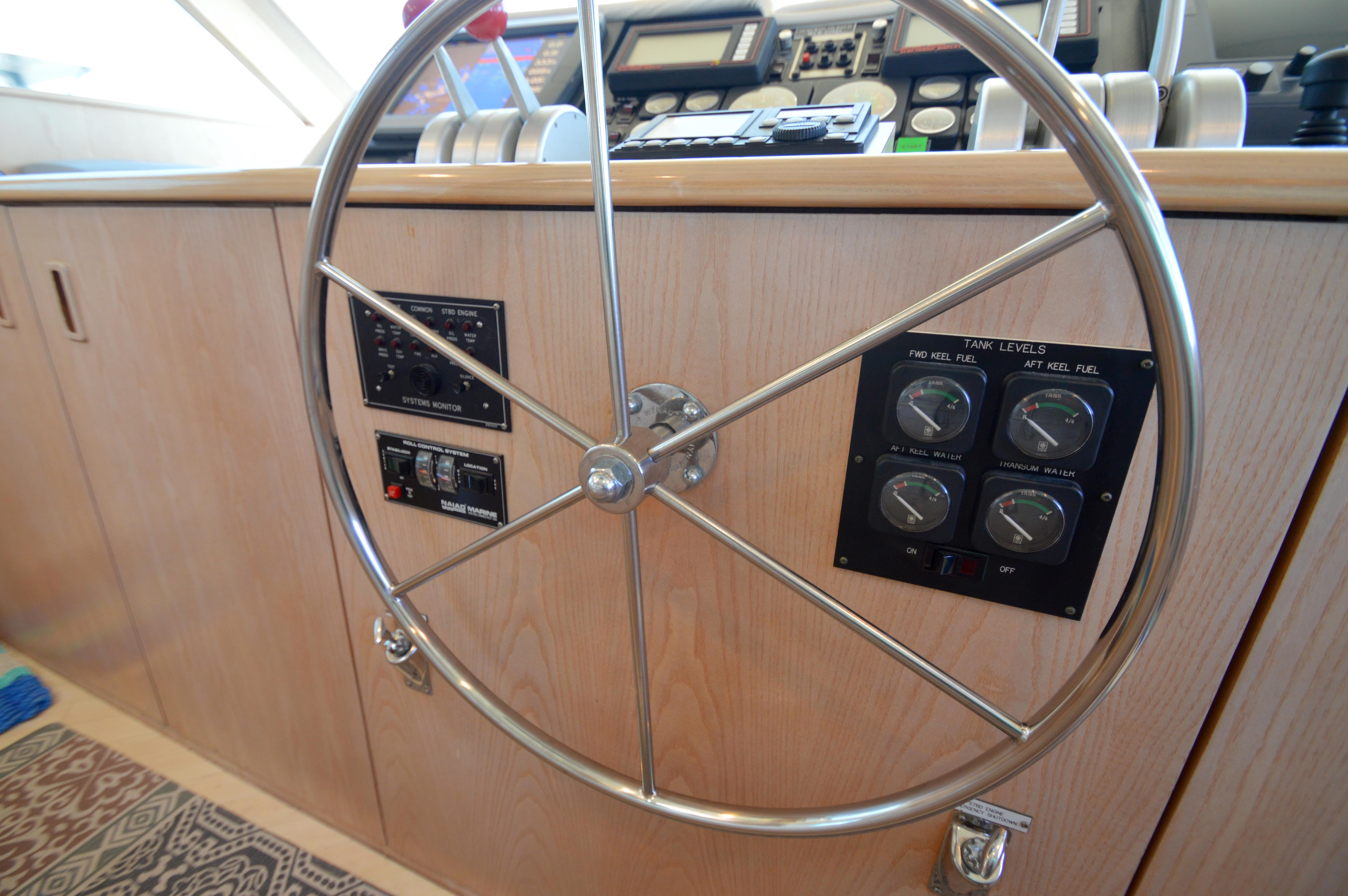 1995 Hatteras Cockpit Motoryacht