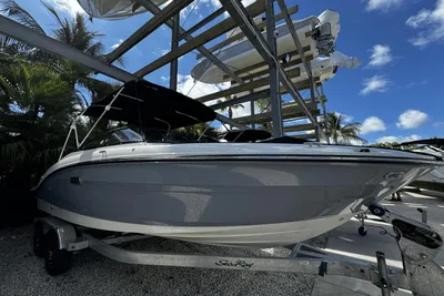 2024 Sea Ray SPX 210 Outboard