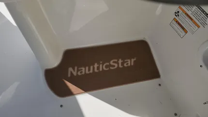 2017 NauticStar 243DC Sport Deck