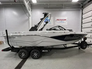 2024 Malibu 22 LSV