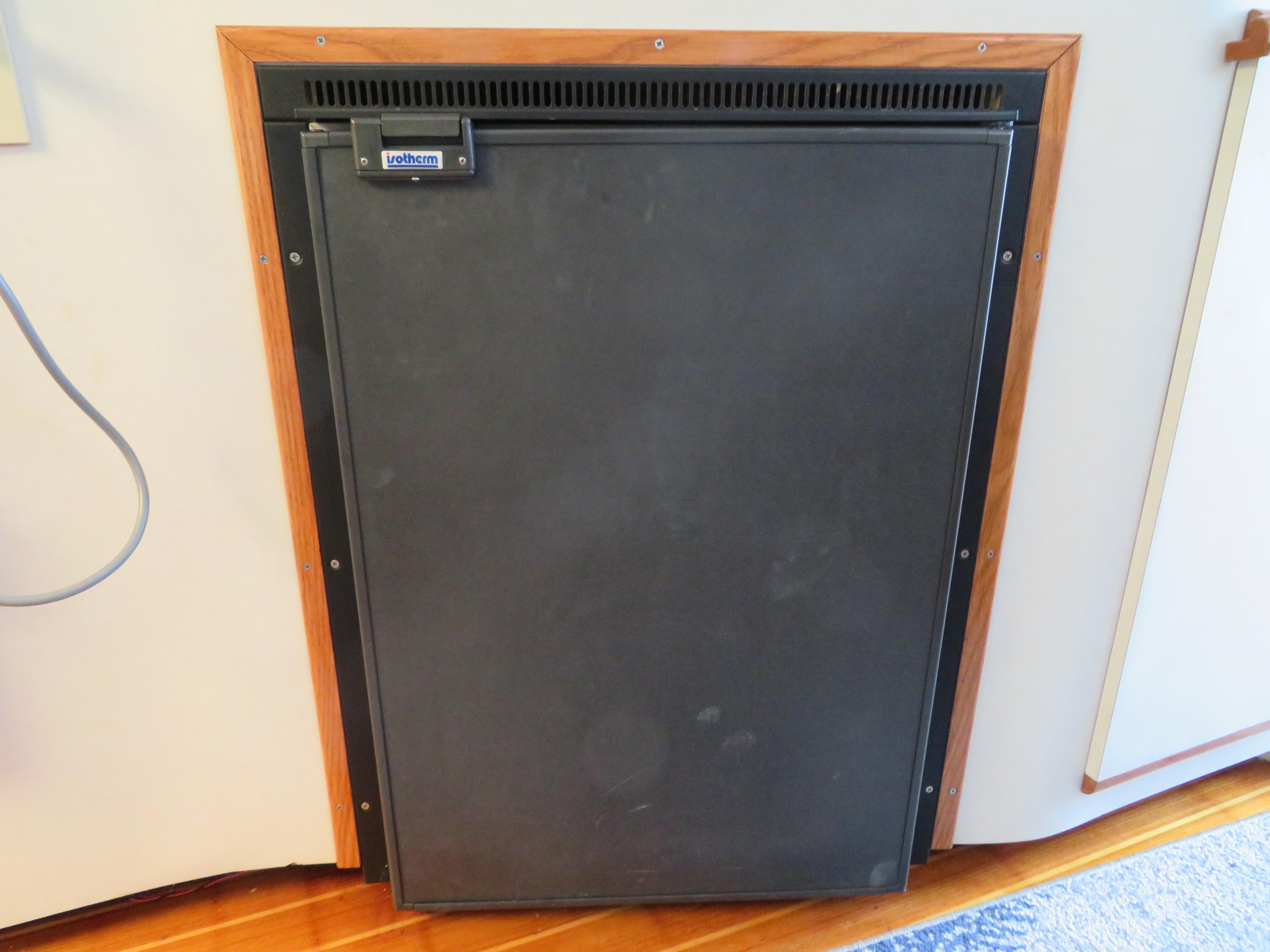 Blackfin 33 Plumb Crazy - Refrigerator