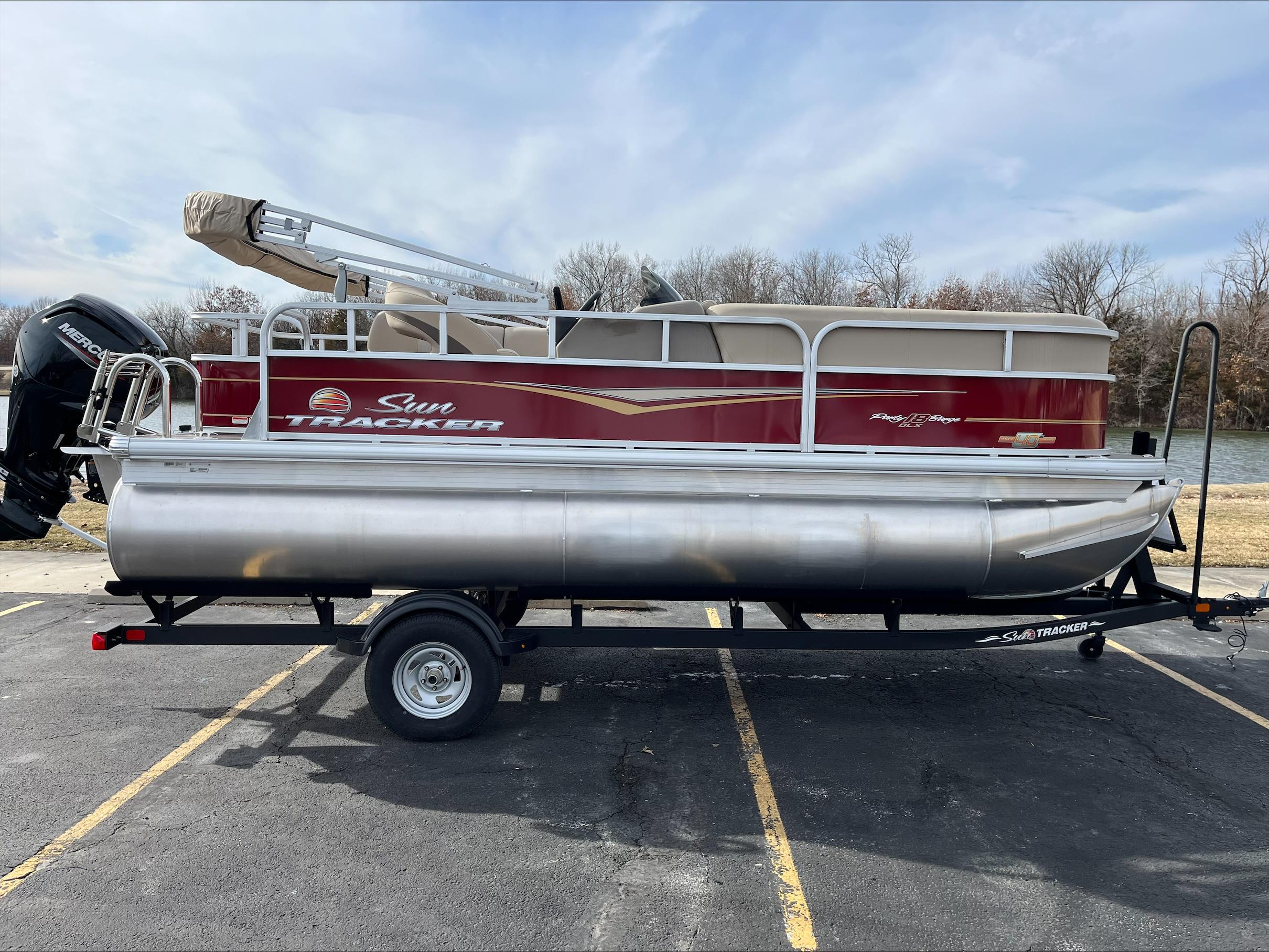 New 2023 Sun Tracker Fishin' Barge 20 DLX in Independence, MO