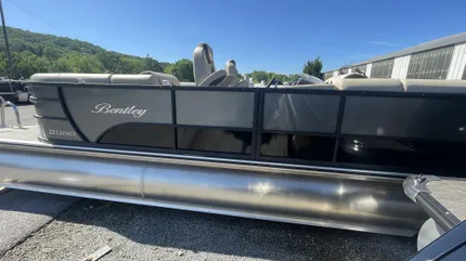 2024 Bentley Pontoons Legacy 220 Navigator