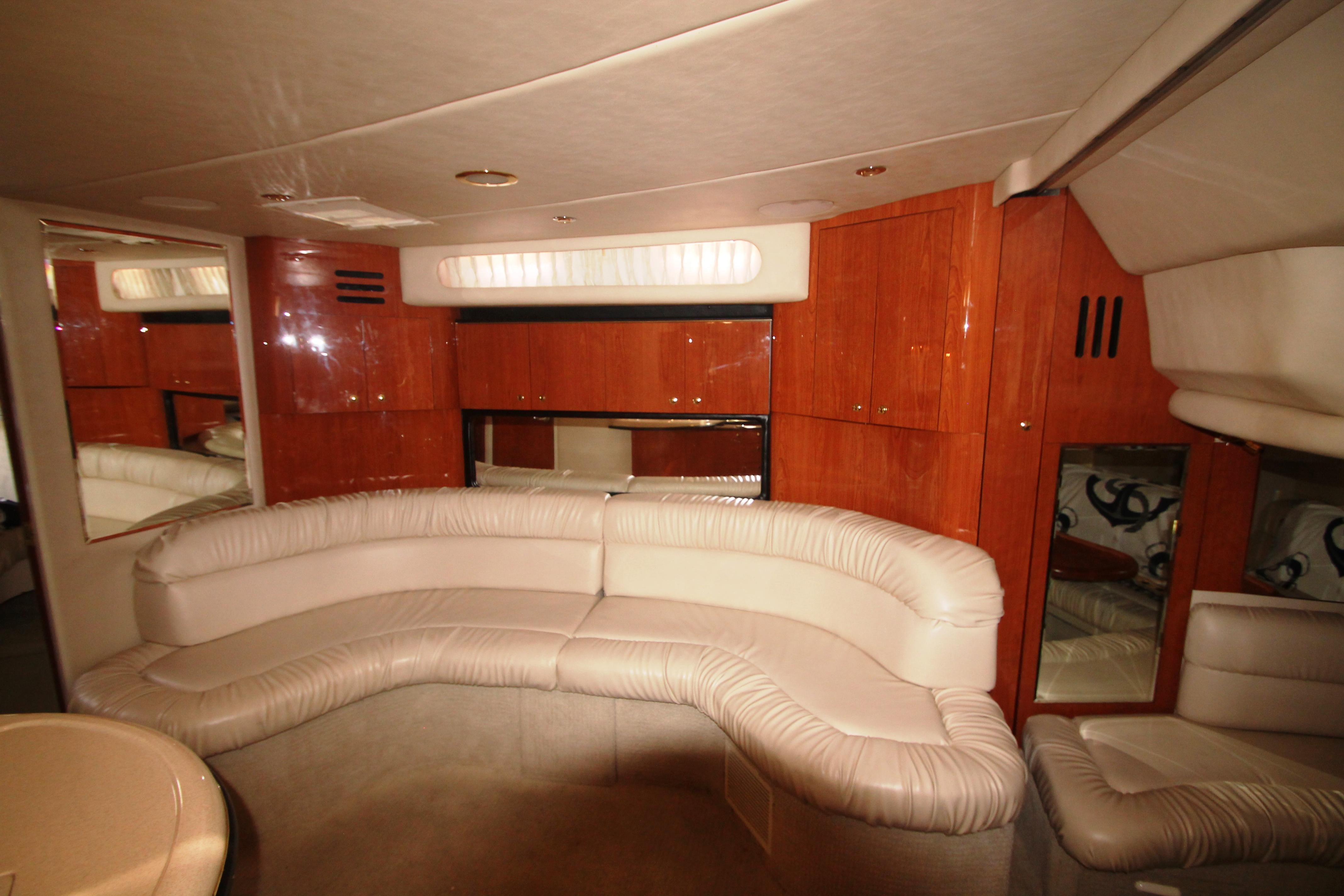 Salon Looking to Starboard