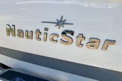 2021 NauticStar 223 DC