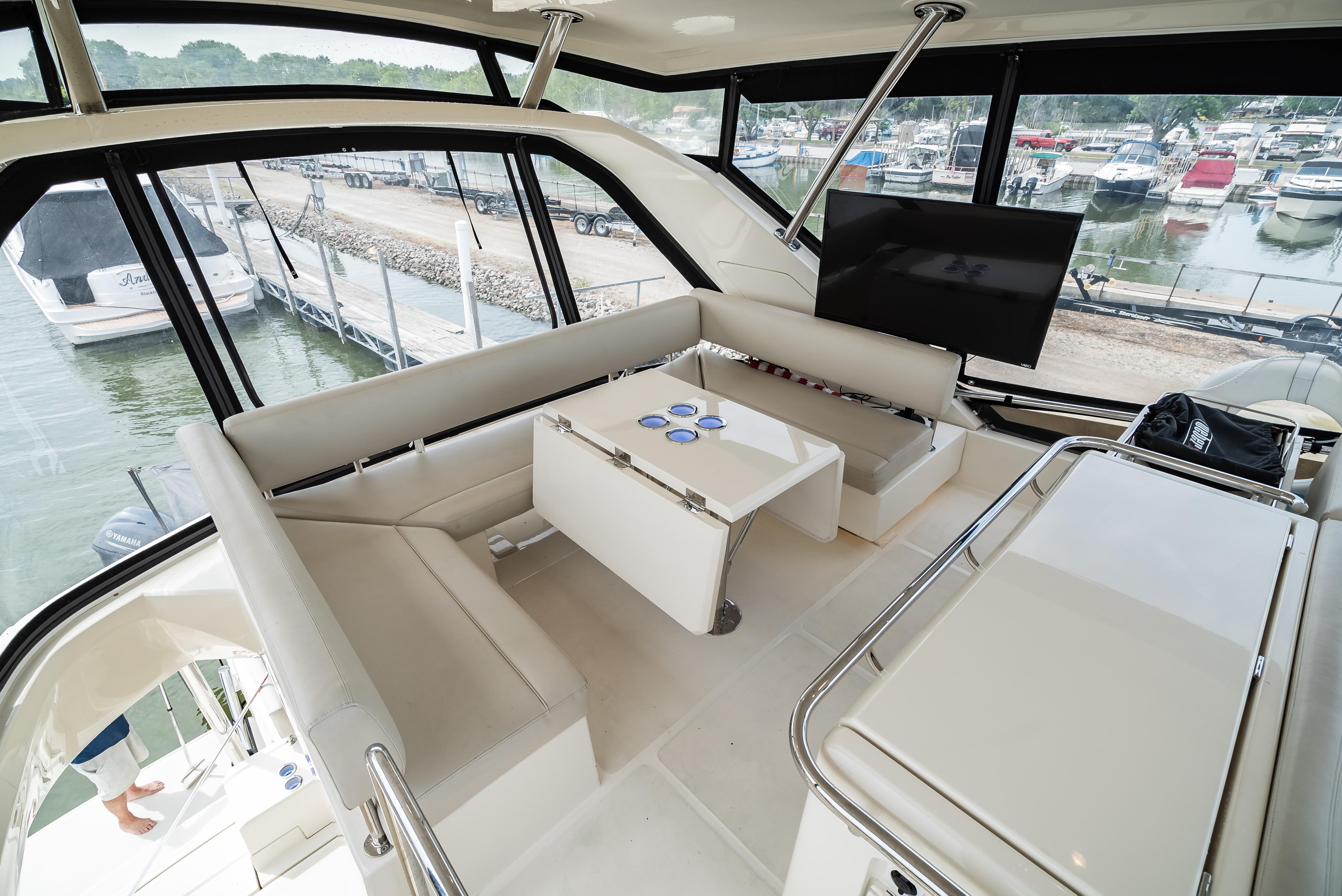 Flybridge aft No privacy curtains up
