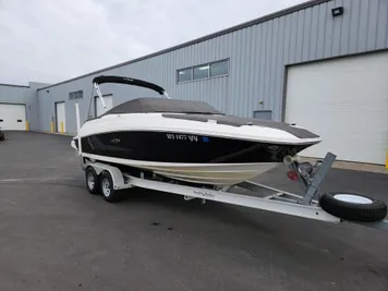 2013 Sea Ray 220 Sundeck Outboard