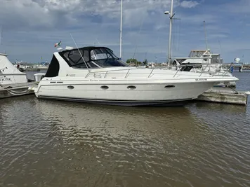 2000 Cruisers Yachts 3375 Express