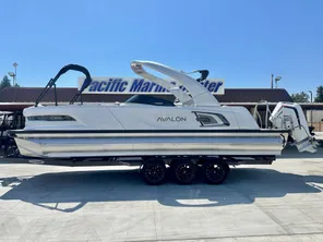 2024 Avalon Excalibur - 27 FT Elite Windshield w/ 400HP Racing Motor!