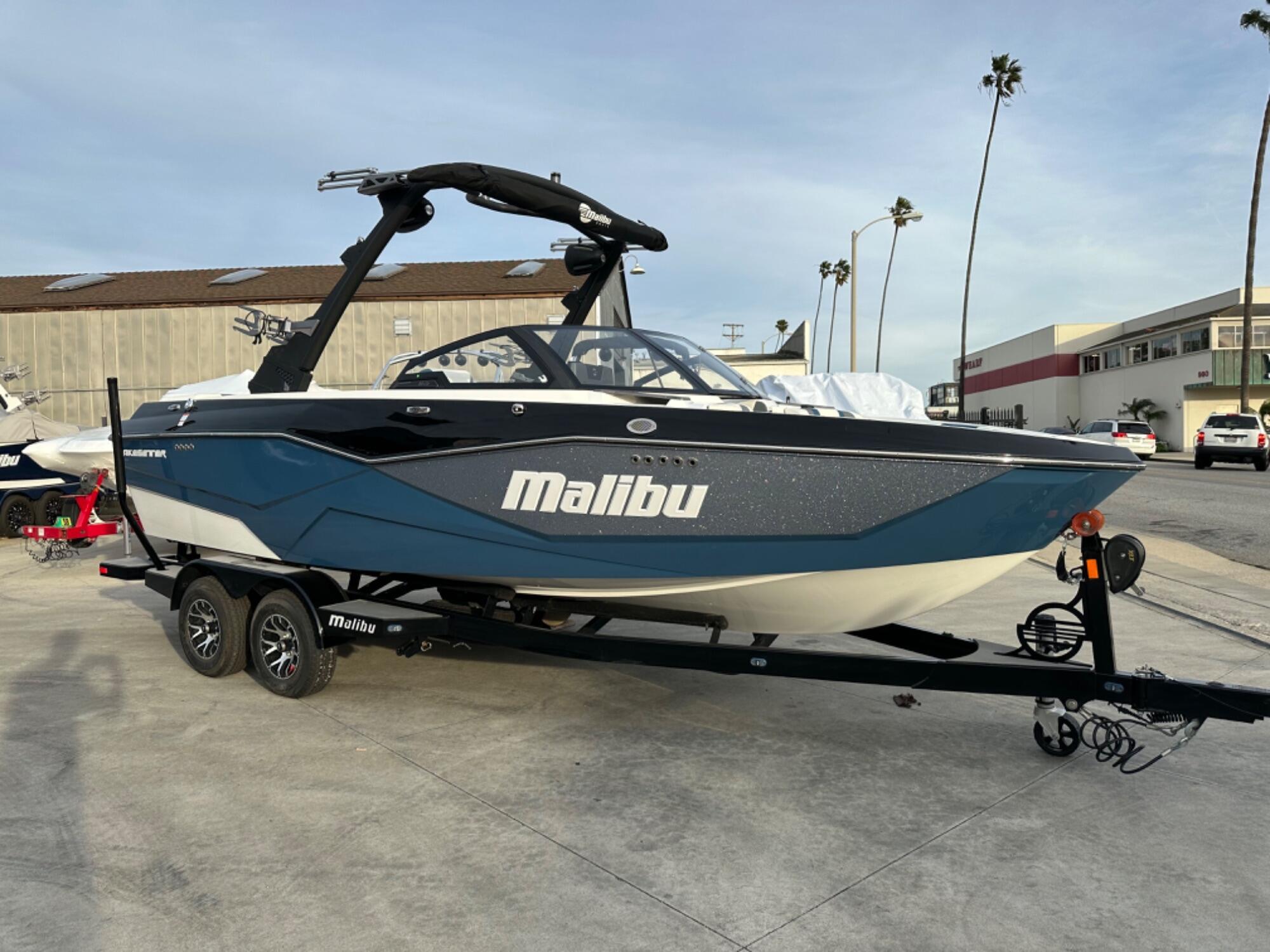 2023 Malibu 22 LSV