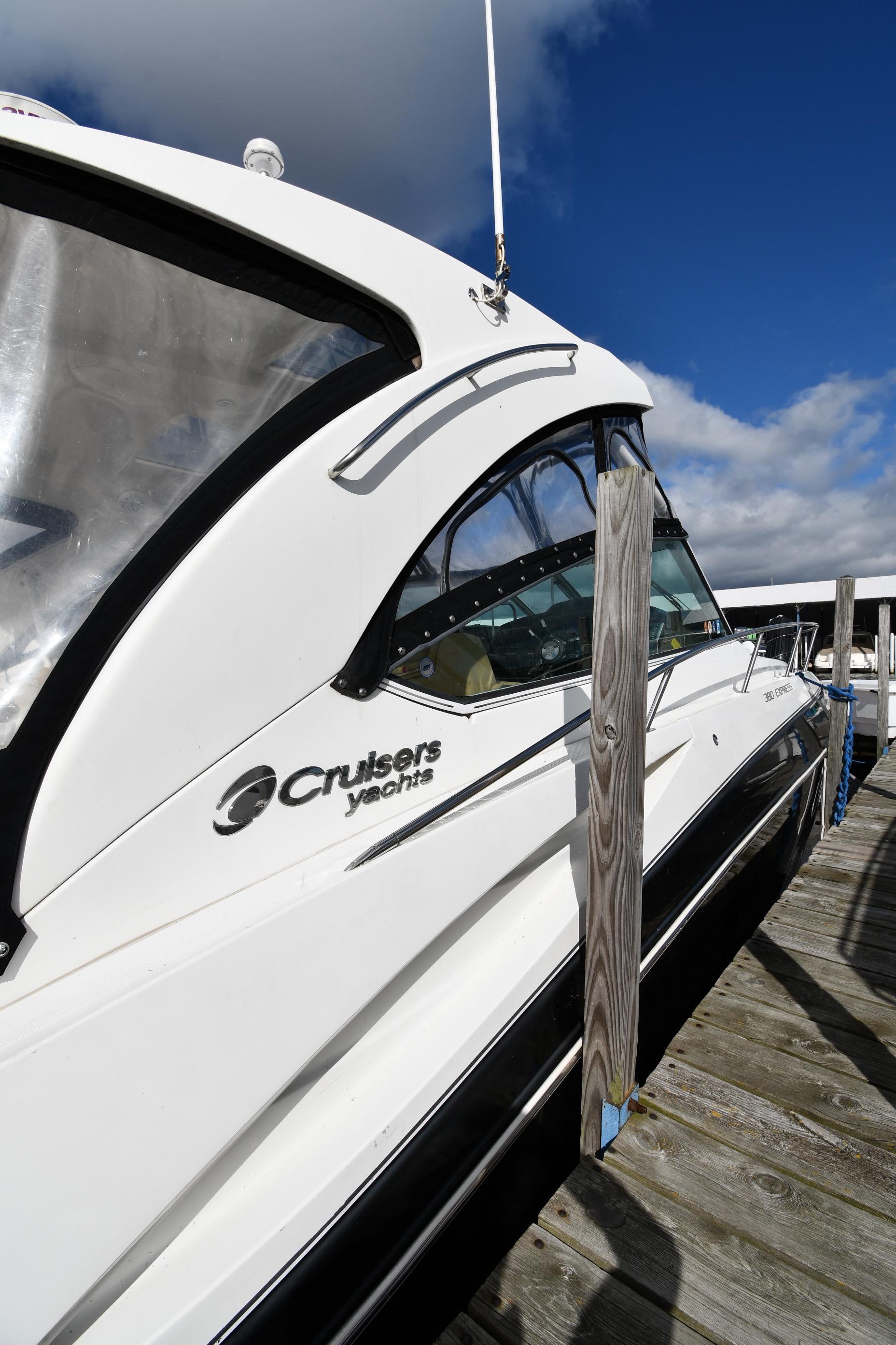 2012 Cruisers Yachts 380 Express