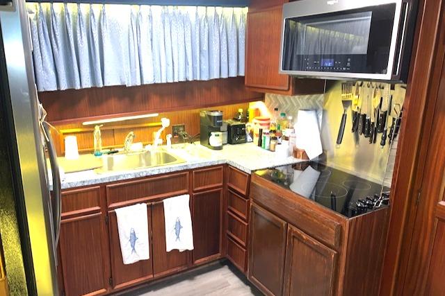 Galley w/updated refrigerator/stove & microwave